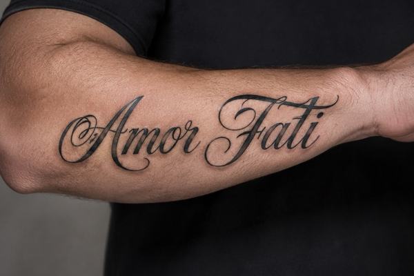 Großer „Amor Fati“-Schriftzug in schwarzer