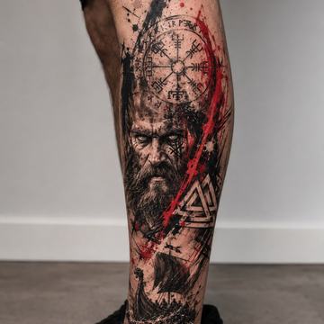 Vegvisir-Tattoo am Unterschenkel