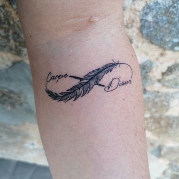 Feines Carpe-Diem-Tattoo mit linearem Design