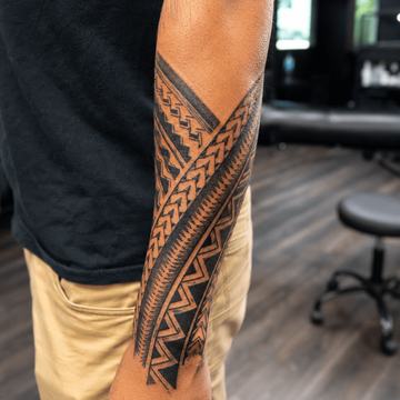 Geometrisches Tribal Tattoo am Unterarm
