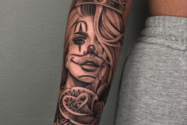 Chicano Tattoo mit Frau und Uhr