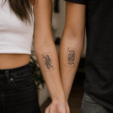 Paar-Tattoos mit Spielkarten-Motiven am Unterarm