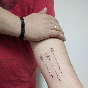 foto_tatu_strel_v_stile_minimalizm_na_predpleche_parnja.jpg