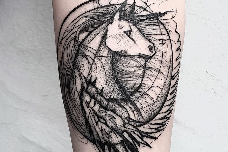 foto_tatuirovki_loshadi_v_stile_grafika_na_predpleche_devushki.jpg