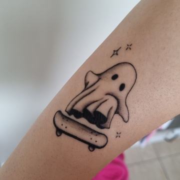 Kleines Blackwork-Skate-Tattoo