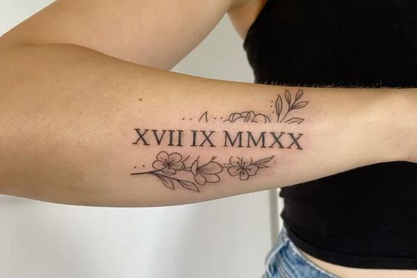 Römische Zahlen Tattoo mit Blumen
