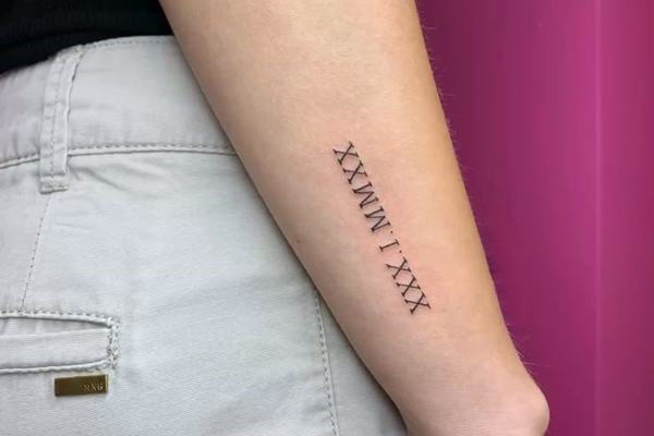 Römische Zahlen Tattoo am Unterarm