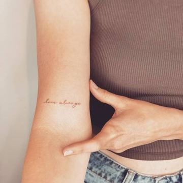 love always Schriftzug am Unterarm
