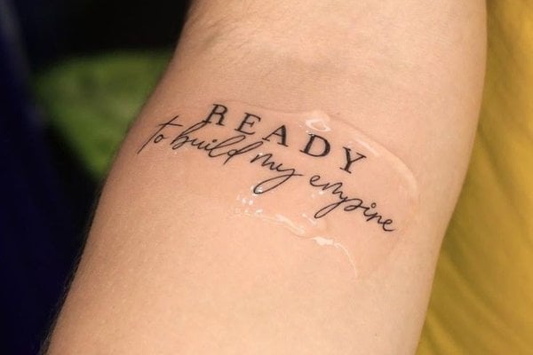 ready Schriftzug am Unterarm