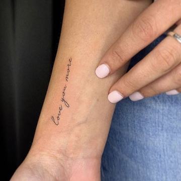 feiner Liebes-Schriftzug am Unterarm