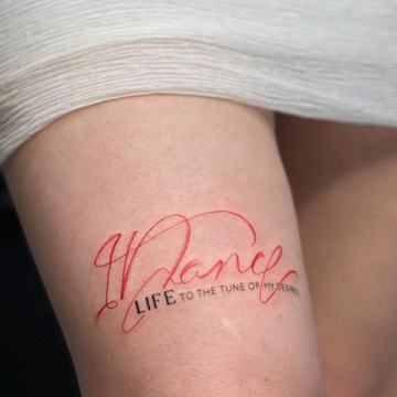 roter Schriftzug am Arm
