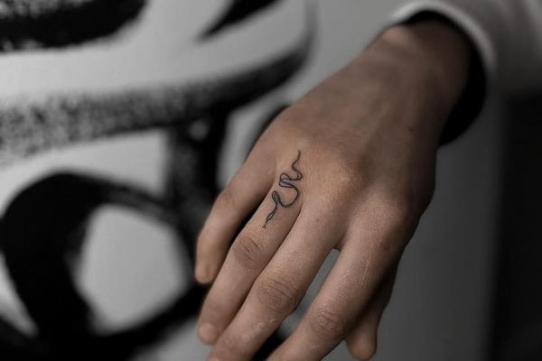 Tattoo an den Fingern