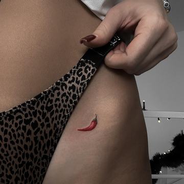 Mini-Tattoo am Oberschenkel