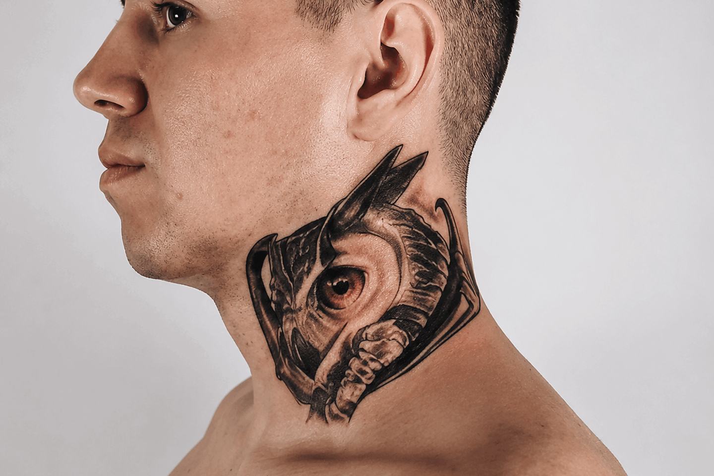 Großes Hals-Tattoo mit Auge und Schädelmotiv