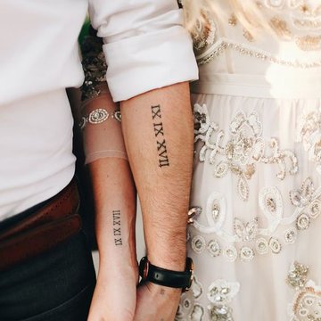Partner Datum Tattoo mit römischen Zahlen