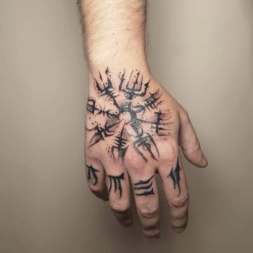Handrücken mit Runen-Tattoo
