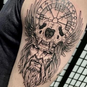 Großes Schwarzlinien-Oberarmtattoo