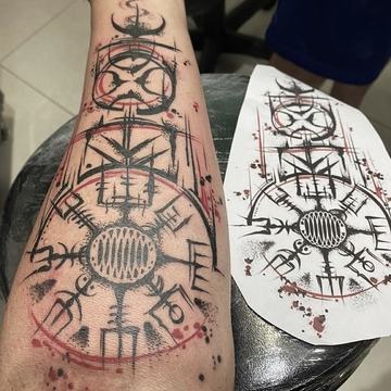 Frisch gestochenes Runen-Tattoo am Unterarm