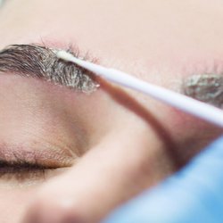 Entfernung von Permanent Make-up mit Remover