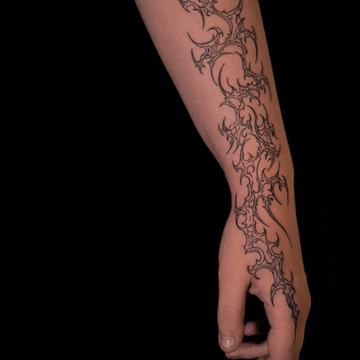Ornamentales Tribal Tattoo am Unterarm