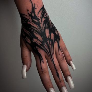 Tribal Tattoo auf der Hand