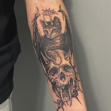 Unterarm-Tattoo mit Katze und Schädel
