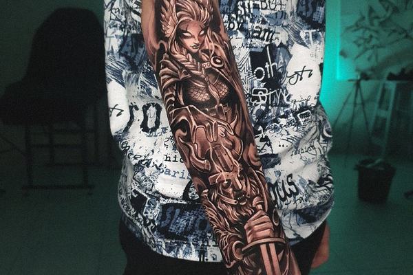 Fantasy-Tattoo auf dem Unterarm mit Kriegerfigur