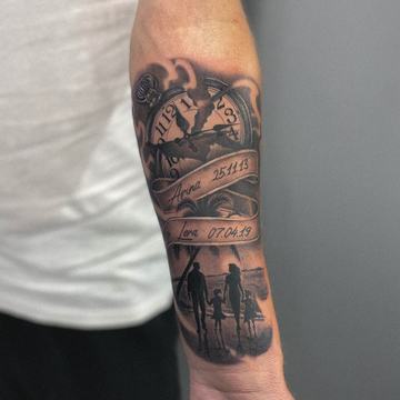 Unterarm-Tattoo mit Uhr, Datum und Familie
