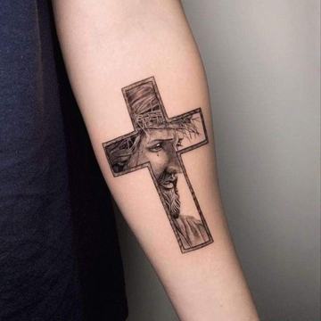 Kreuz-Tattoo mit religiöser Szene