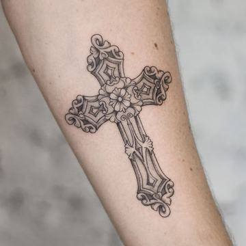 Ornamentales Kreuz-Tattoo am Unterarm
